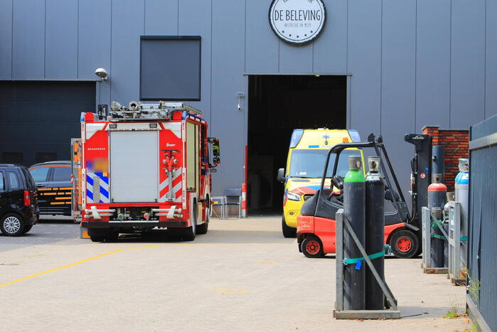 Vrouw gewond bij meubelmaker De Beleving