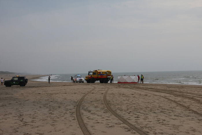 Persoon overleden bij incident op strand