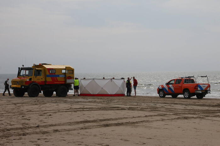 Persoon overleden bij incident op strand