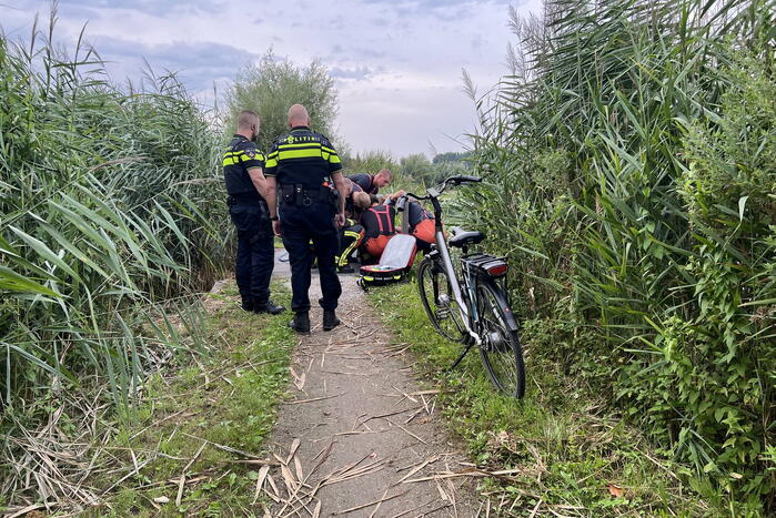 Brandweer redt kind uit veerooster