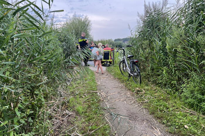 Brandweer redt kind uit veerooster