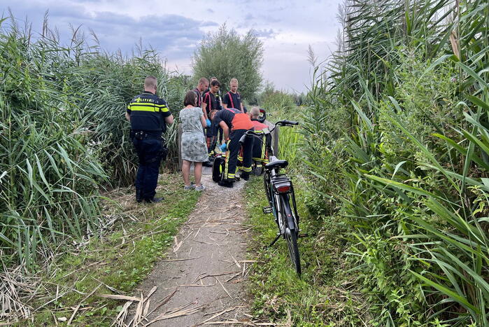Brandweer redt kind uit veerooster