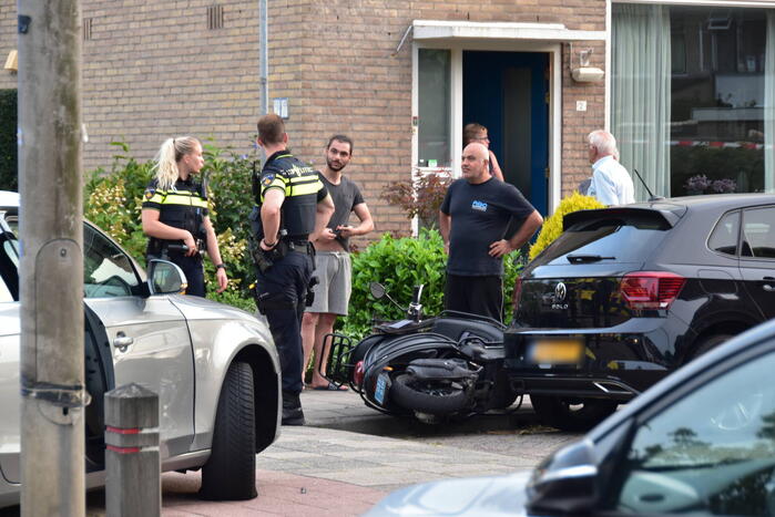 Ongeval tussen snorscooter en twee personenauto's