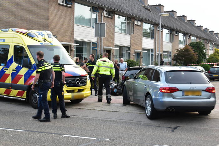 Ongeval tussen snorscooter en twee personenauto's