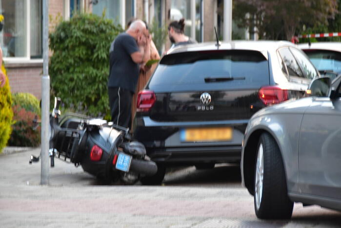 Ongeval tussen snorscooter en twee personenauto's