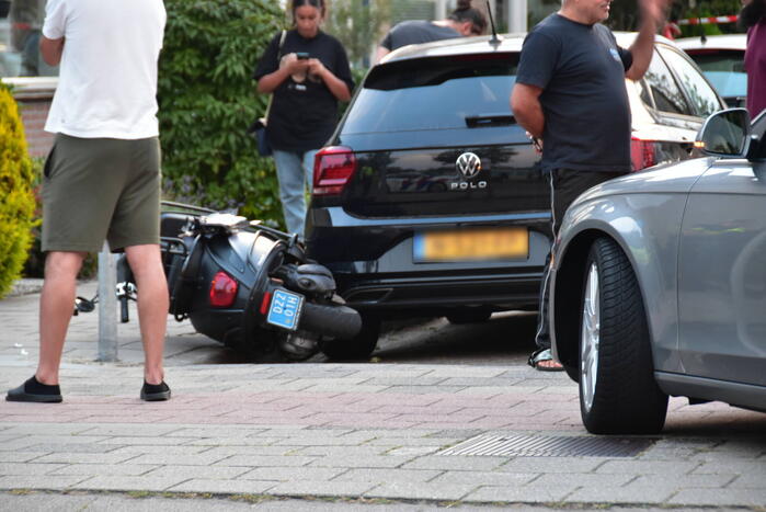 Ongeval tussen snorscooter en twee personenauto's