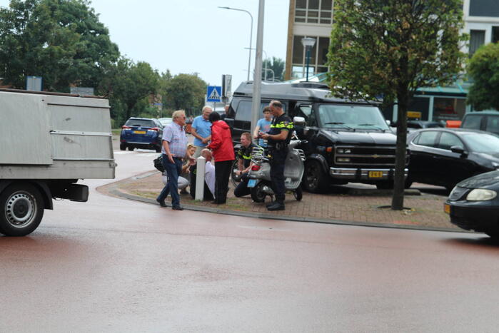 Scooterrijder gaat onderuit op spekglad wegdek