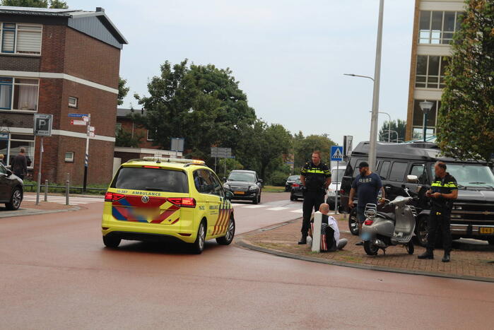 Scooterrijder gaat onderuit op spekglad wegdek