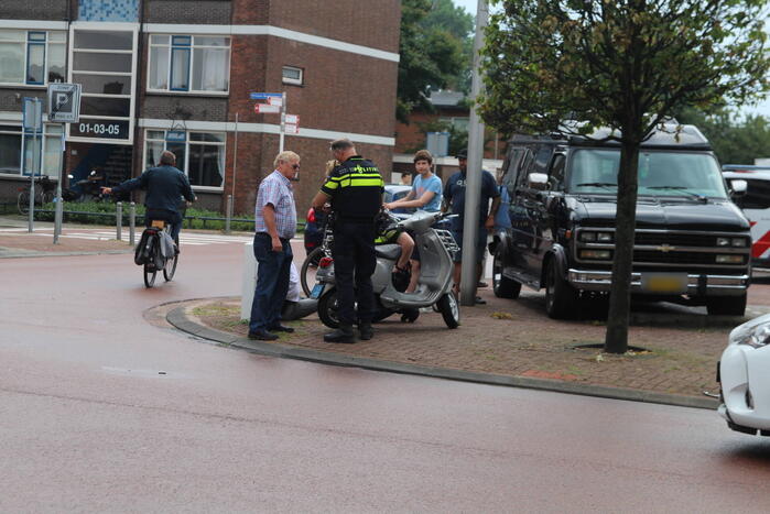 Scooterrijder gaat onderuit op spekglad wegdek