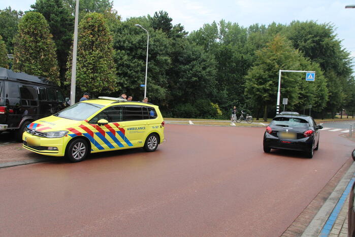 Scooterrijder gaat onderuit op spekglad wegdek