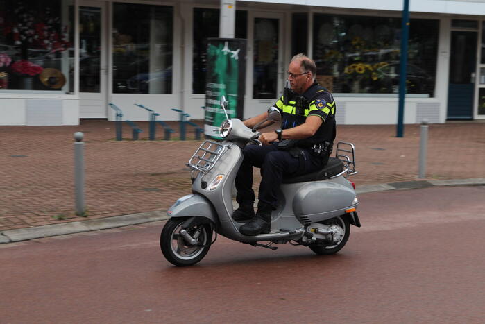 Scooterrijder gaat onderuit op spekglad wegdek