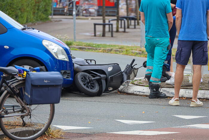 Jonge scooterrijdster geschept door auto
