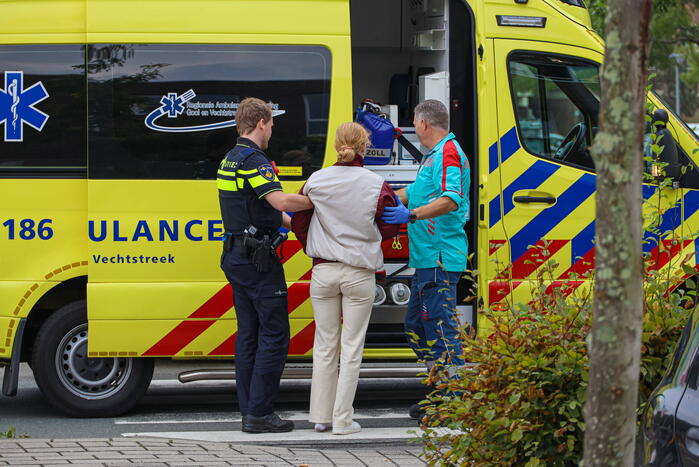 Jonge scooterrijdster geschept door auto