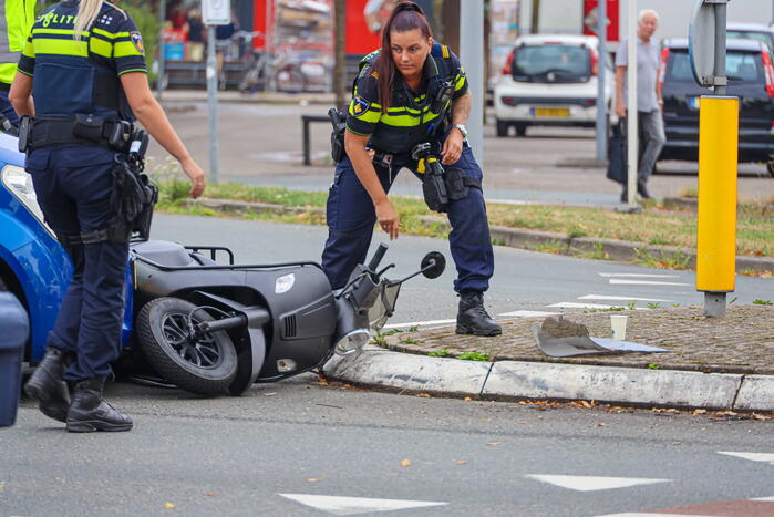 Jonge scooterrijdster geschept door auto