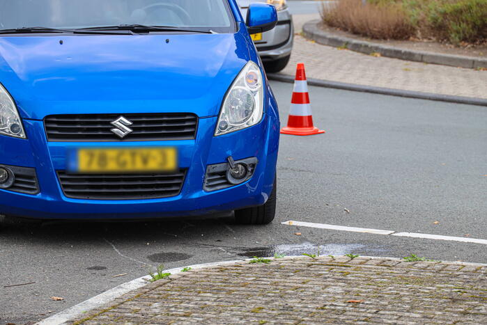 Jonge scooterrijdster geschept door auto