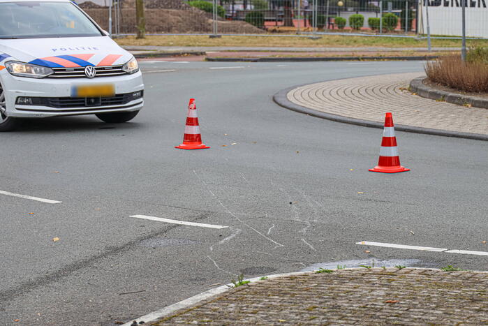 Jonge scooterrijdster geschept door auto