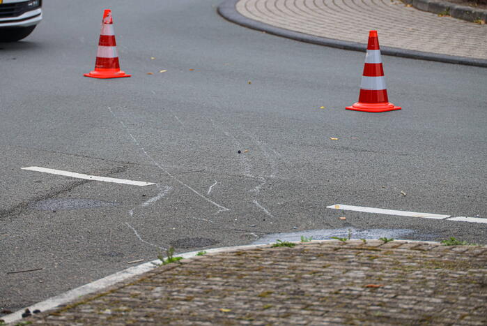 Jonge scooterrijdster geschept door auto
