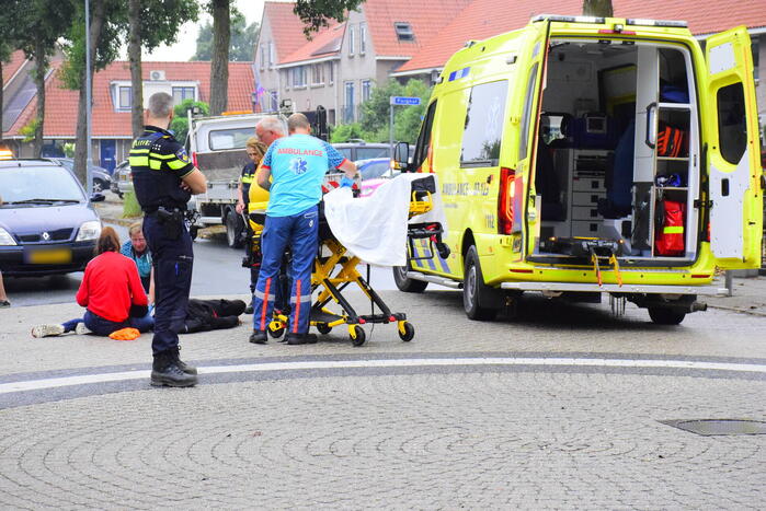 Vrouw op scooter gaat onderuit vanwege zomergladheid