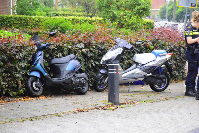Vrouw op scooter gaat onderuit vanwege zomergladheid