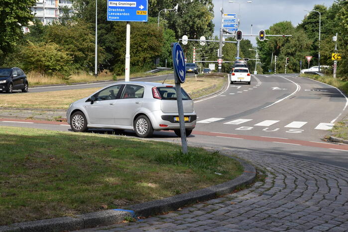 Automobilist botst tegen verkeerspaal op rotonde