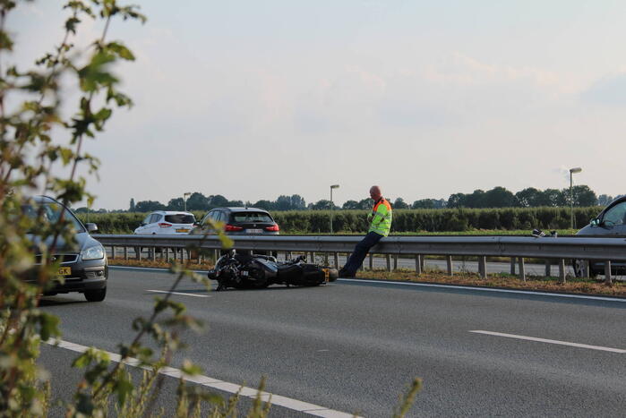 Lange file na verkeersongeval op snelweg