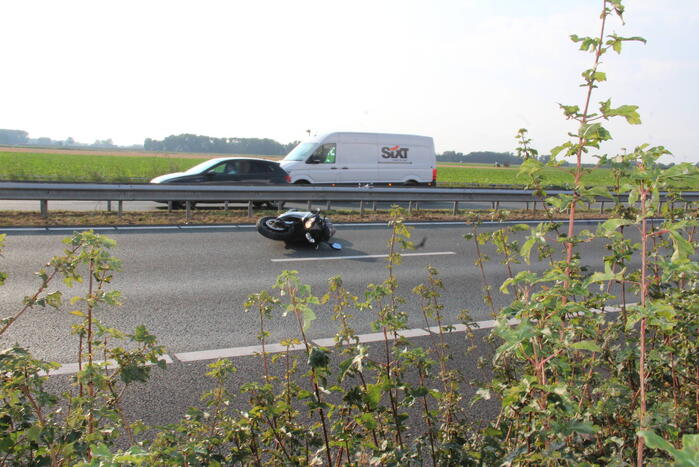 Lange file na verkeersongeval op snelweg
