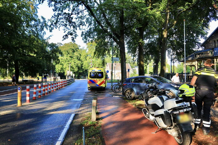Automobilist klapt op paal voor Eethuys-Café De Generaal