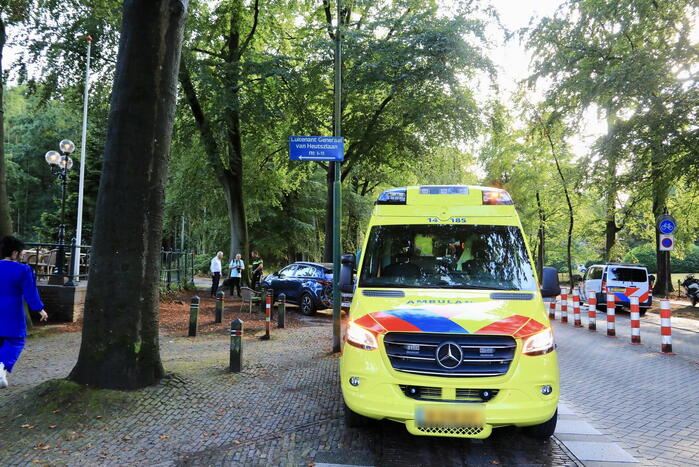 Automobilist klapt op paal voor Eethuys-Café De Generaal