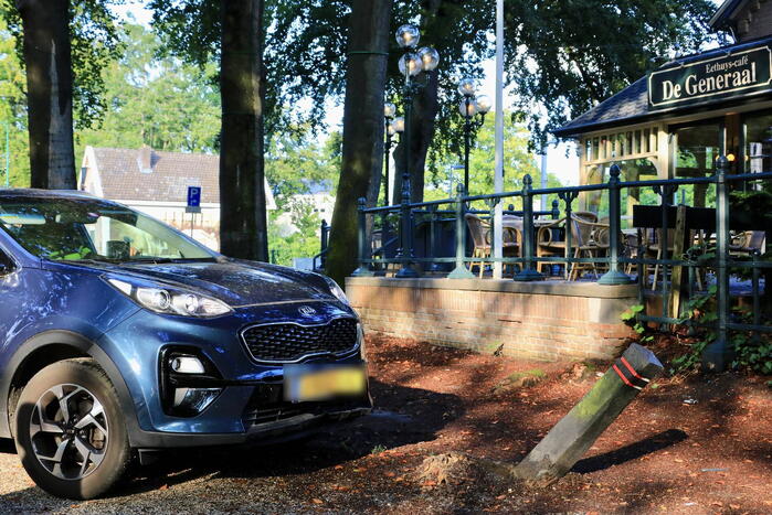 Automobilist klapt op paal voor Eethuys-Café De Generaal