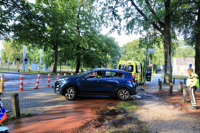 Automobilist klapt op paal voor Eethuys-Café De Generaal