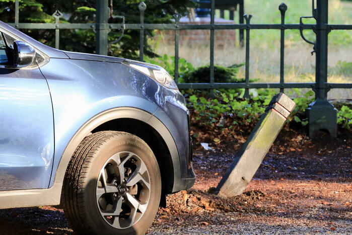 Automobilist klapt op paal voor Eethuys-Café De Generaal