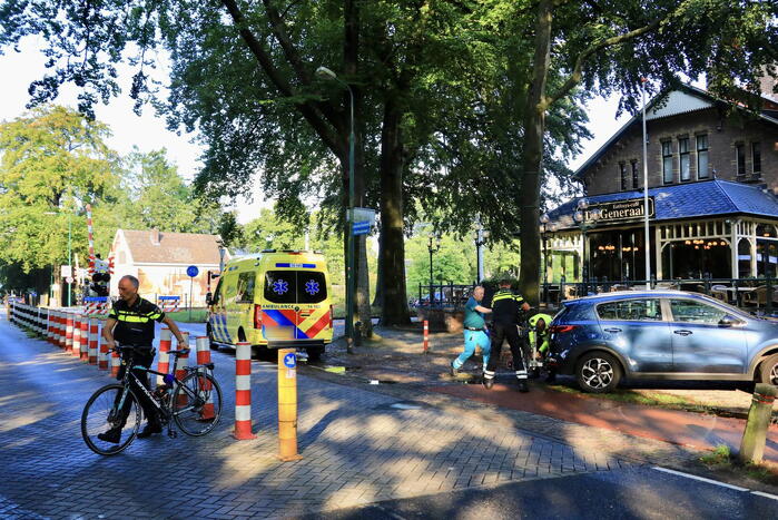 Automobilist klapt op paal voor Eethuys-Café De Generaal