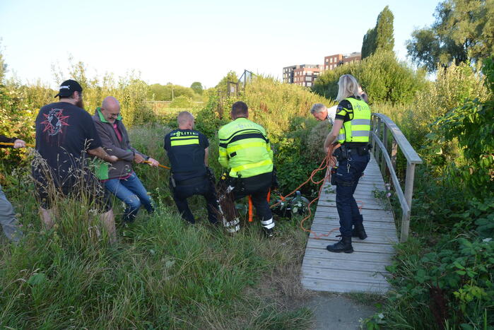 Man op scootmobiel rijdt vanaf brug het water in