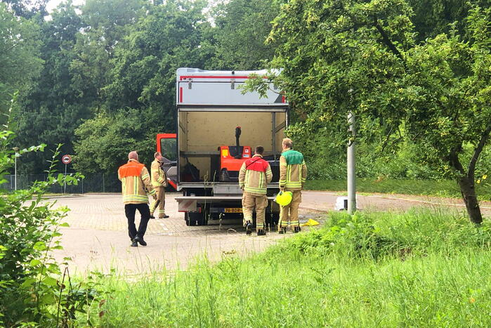 Pallet met accu's in laadbak omgevallen