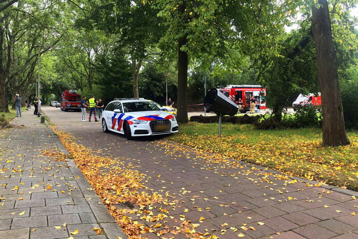 Pallet met accu's in laadbak omgevallen