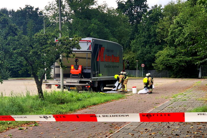 Pallet met accu's in laadbak omgevallen