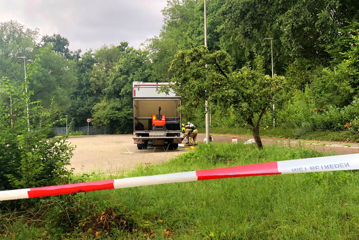 Pallet met accu's in laadbak omgevallen