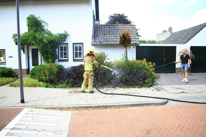 Bewoners blussen mee bij brand groenperk