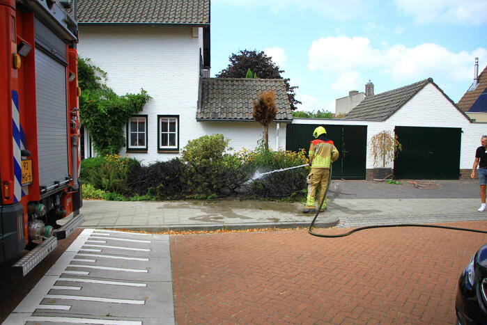 Bewoners blussen mee bij brand groenperk