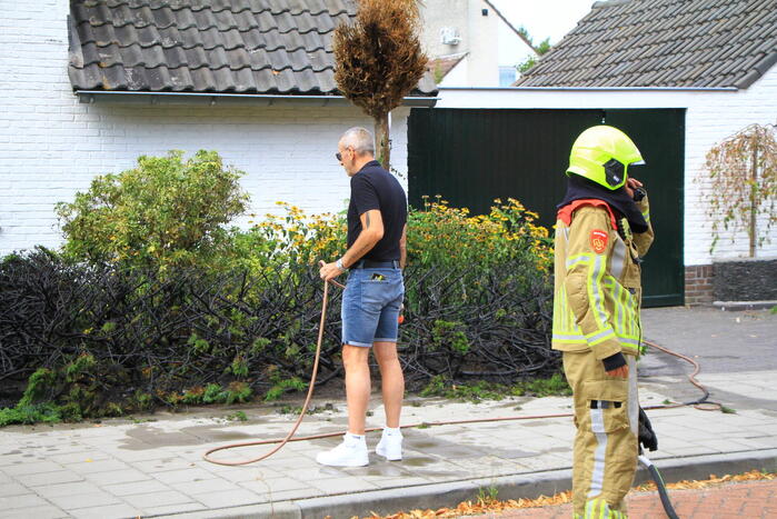 Bewoners blussen mee bij brand groenperk