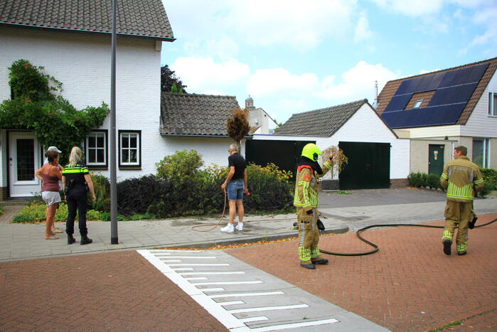 Bewoners blussen mee bij brand groenperk
