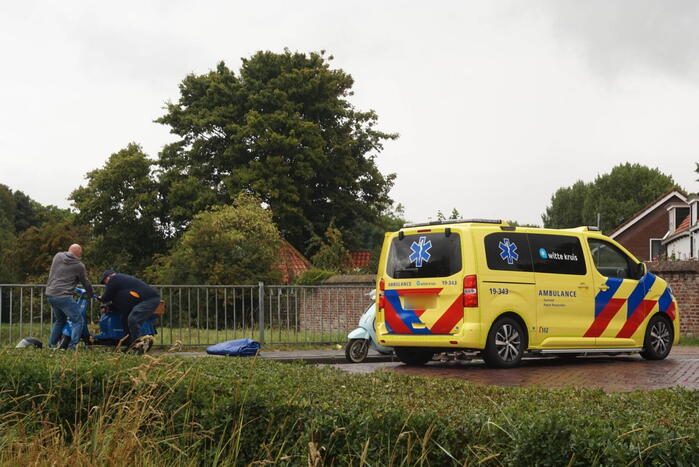 Scooterrijder gewond naar het ziekenhuis