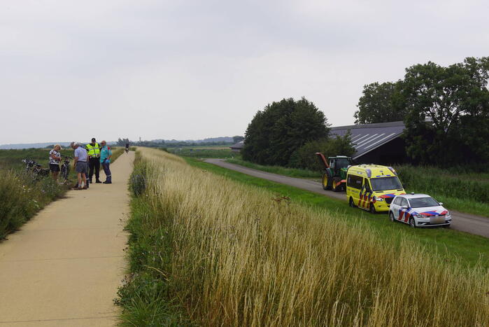 Vrouw door ambulancemedewerkers van dijk gedragen
