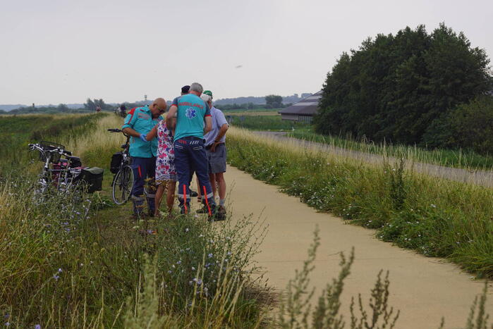 Vrouw door ambulancemedewerkers van dijk gedragen