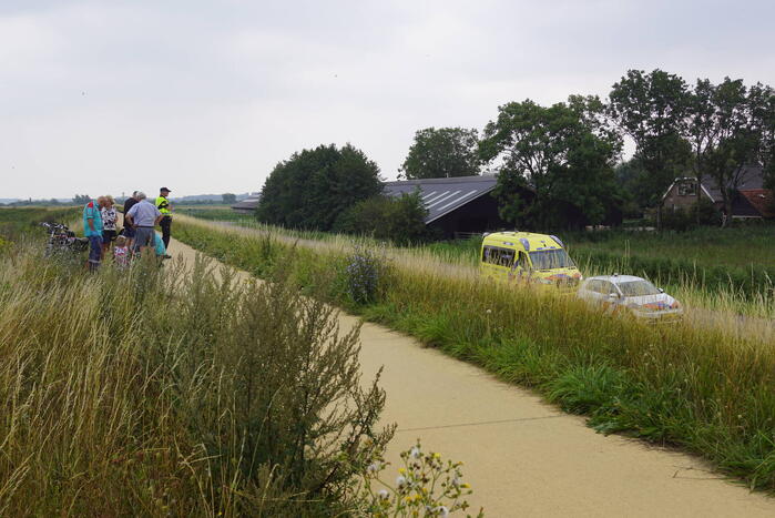 Vrouw door ambulancemedewerkers van dijk gedragen