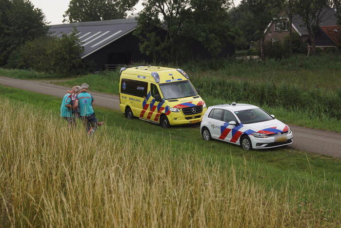 Vrouw door ambulancemedewerkers van dijk gedragen