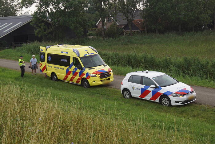 Vrouw door ambulancemedewerkers van dijk gedragen