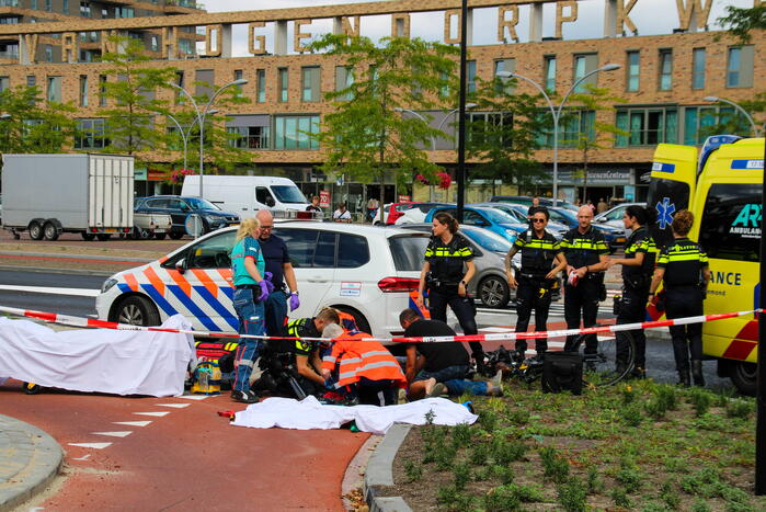 Auto schept fietser, man zwaargewond