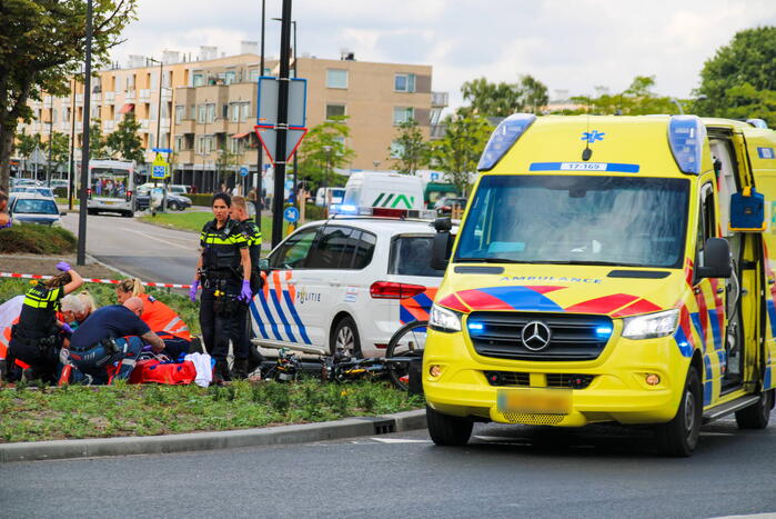 Auto schept fietser, man zwaargewond