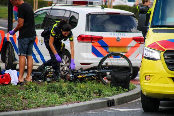 Auto schept fietser, man zwaargewond